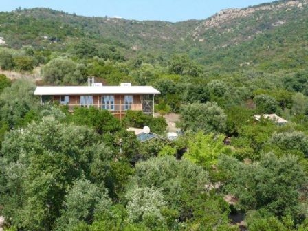 Maison écologique à vendre en Corse-du-Sud 2A, proximité Porto-Vecchio : cette maison neuve à ossature bois profite de l’utilisation de matériaux sains, d’une isolation renforcée, de 2 chauffe-eau solaire… et d’une vue sur la mer depuis l'étage