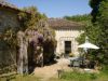 Autour de la maison, on peut profiter de plusieurs terrasses dont une couverte de 19 m². Une chambre de la grange attenante donne sur cette terrasse. Cette grange, en pierres apparentes également, peut être transformée en gîte.