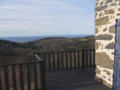 La terrasse en bois de l’habitation est en mélèze et a reçu un traitement à l’huile de lin.