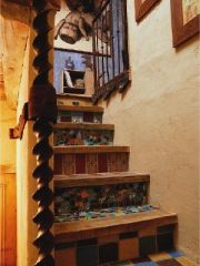 Un escalier haut en couleur, mosaïque, pierres et incrustations multiples, permet de rejoindre la chambre et le dortoir.