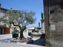 Place de la mairie village Aude - Olivier.jpg