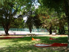 Courts tennis mini golf