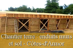 Chantier participatif Côtes d'Armor 22 enduits terre murs et sol terre battue