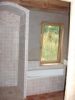 La cabine de douche faïencée est voûtée La cabine de douche faïencée est voûtée