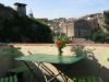 La terrasse et la vue sur les toits du vieux village