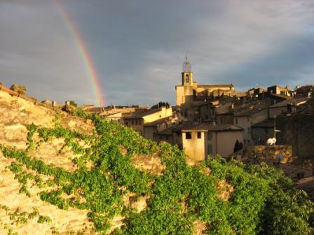 Vue sur le vieux village et le campanile en fer forgé