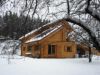 Cette maison bioclimatique est au calme en bordure de forêt, sur un terrain de plus de 700 m², face à une rivière en accès libre