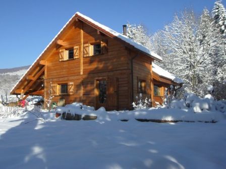 La maison écologique à vendre, sous la neige. Matériaux sains, puits canadien, poteaux-poutres, capteurs solaires thermiques, panneaux solaires photovoltaïques, électricité biotique, ...