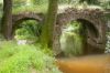 La maison est bordée par un ruisseau et un petit étang surplombé d’un joli pont à arches