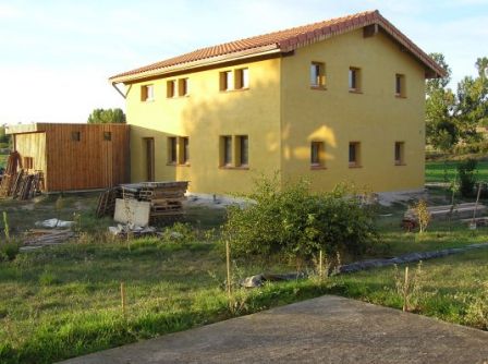 Très bon bilan environnemental pour cette maison proche de Toulouse qui profite des qualités thermiques de la paille et de la terre. Son système de chauffage combinera astucieusement plusieurs procédés Très bon bilan environnemental pour cette maison proche de Toulouse qui profite des qualités thermiques de la paille et de la terre. Son système de chauffage combinera astucieusement plusieurs procédés