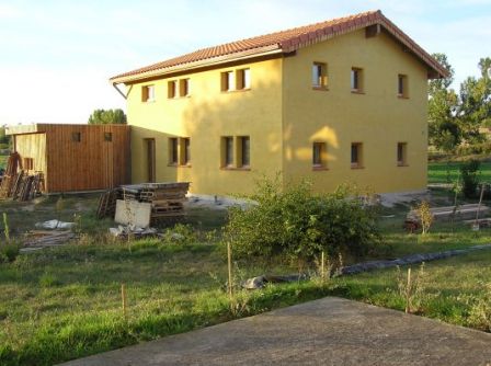 Très bon bilan environnemental pour cette maison proche de Toulouse qui profite des qualités thermiques de la paille et de la terre. Son système de chauffage combinera astucieusement plusieurs procédés