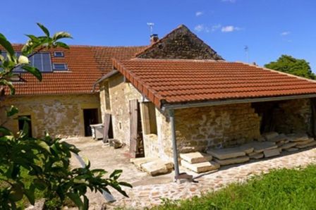 Sur un terrain arboré de plus de 2000 m², cette maison au calme avec une vue sur la campagne offre 110 m² habitables avec 5 pièces dont 2 chambres