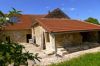 Sur un terrain arboré de plus de 2000 m², cette maison au calme avec une vue sur la campagne offre 110 m² habitables avec 5 pièces dont 2 chambres