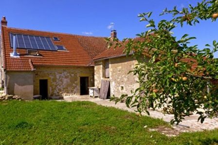 Voici située dans la campagne bourguignonne, une ancienne bergerie de 1850 rénovée avec bon sens et présentant de nombreux atouts écologiques