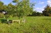 Le terrain de plus de 2000 m2 est arboré et en grande partie clos