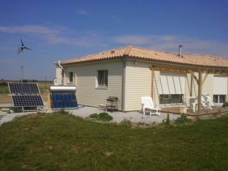 Voici en Poitou-Charentes une maison BBC qui profite pleinement des bénéfices de Dame Nature : micro-éolienne, panneaux solaires photovoltaïques, capteurs solaires thermiques, chauffage bois