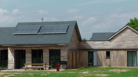 Maison passive à vendre - Maine-et-Loire - 49 - proximité Angers et Laval : au cœur de la campagne angevine, cette spacieuse maison en bois bioclimatique et passive a été conçue pour accueillir de nombreuses personnes dans un environnement sain & agréable