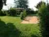 Le jardin avec un terrain de pétanque et une pergola (ping-pong)