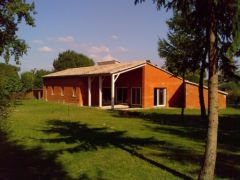 La façade de la maison écologique en brique monomur