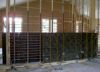 12 m² de capteurs solaires thermiques intégrés verticalement en façade sud permettent d'alimenter un réseau de tuyaux placés dans les murs intérieurs - murs chauffants
