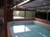 34 m² de panneaux solaires photovoltaïques sont installés sur la structure métallique qui abrite la piscine