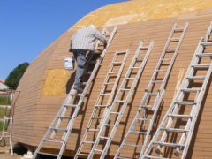 Collage des tuiles de liège-caoutchouc - écoquille, maison bois en kit