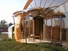 Maison bioclimatique : la chaleur du soleil rentre en hiver, protection vis-à-vis du du soleil d'été